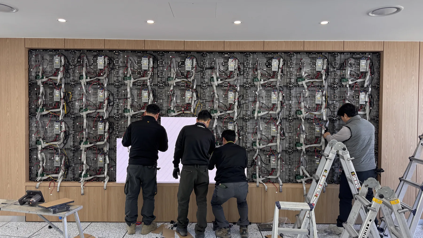 매립형 LED 월 후면 캐비닛과 배선을 점검하는 현장